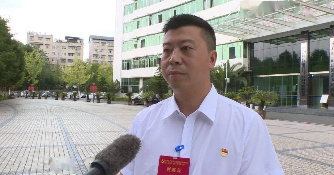 县供电局党委书记,执行董事李炳德实施乡村振兴战略是党的十九大作出