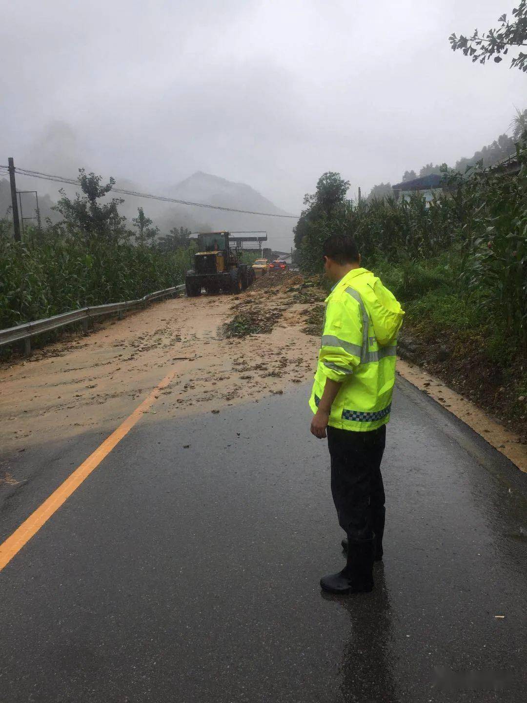 青川出現大暴雨地質災害頻發造成道路阻斷