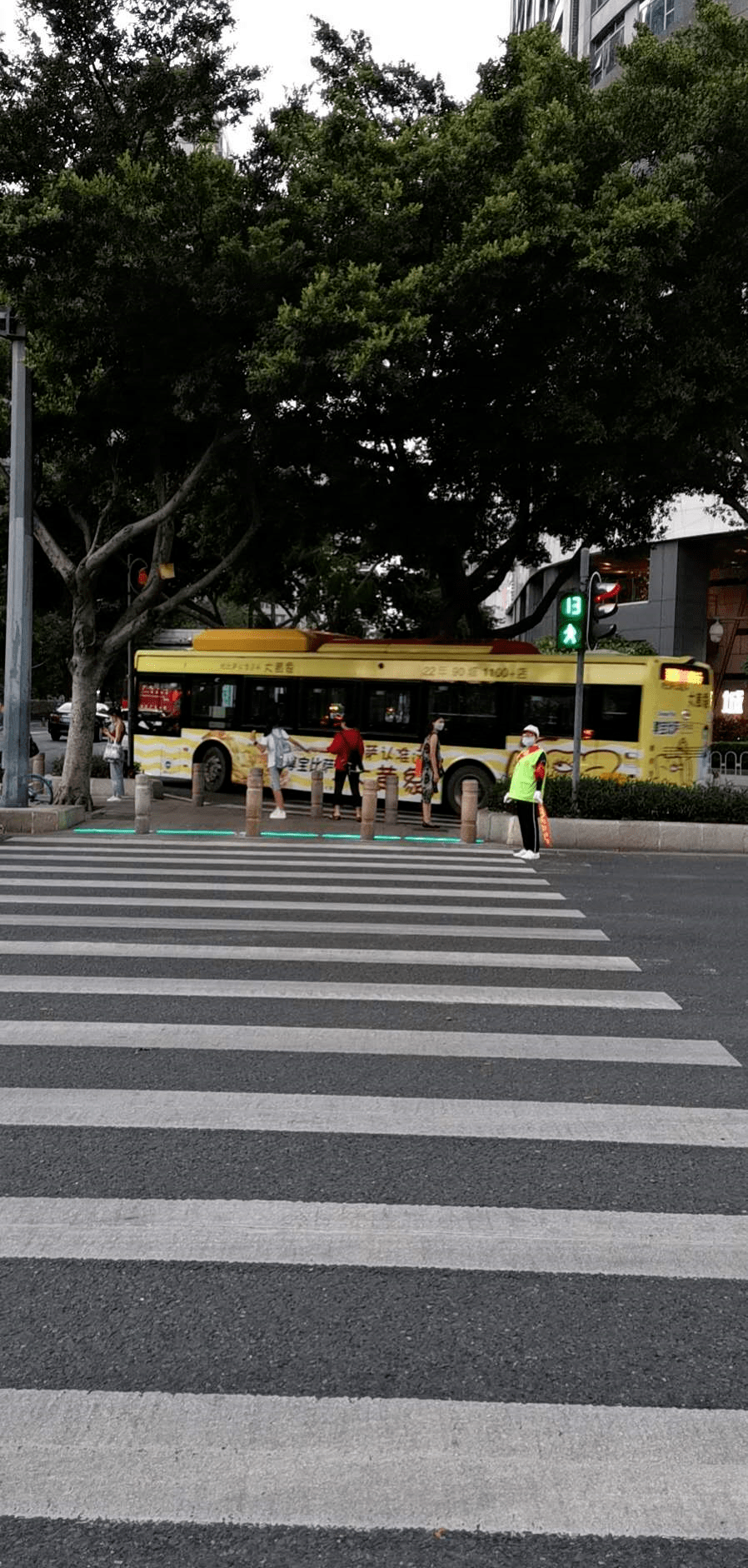 太特别了~广州竟然将红绿灯装在了地上,你见过吗?_行人