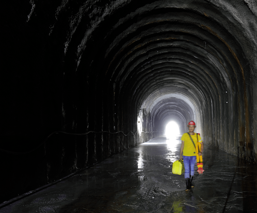 隧道全长355米,其中明洞100米,中导洞长255米,断面面积36平方米.