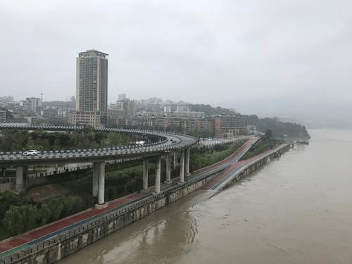 應對嘉陵江洪水過境北碚嘉陵江水土車渡碼頭停運