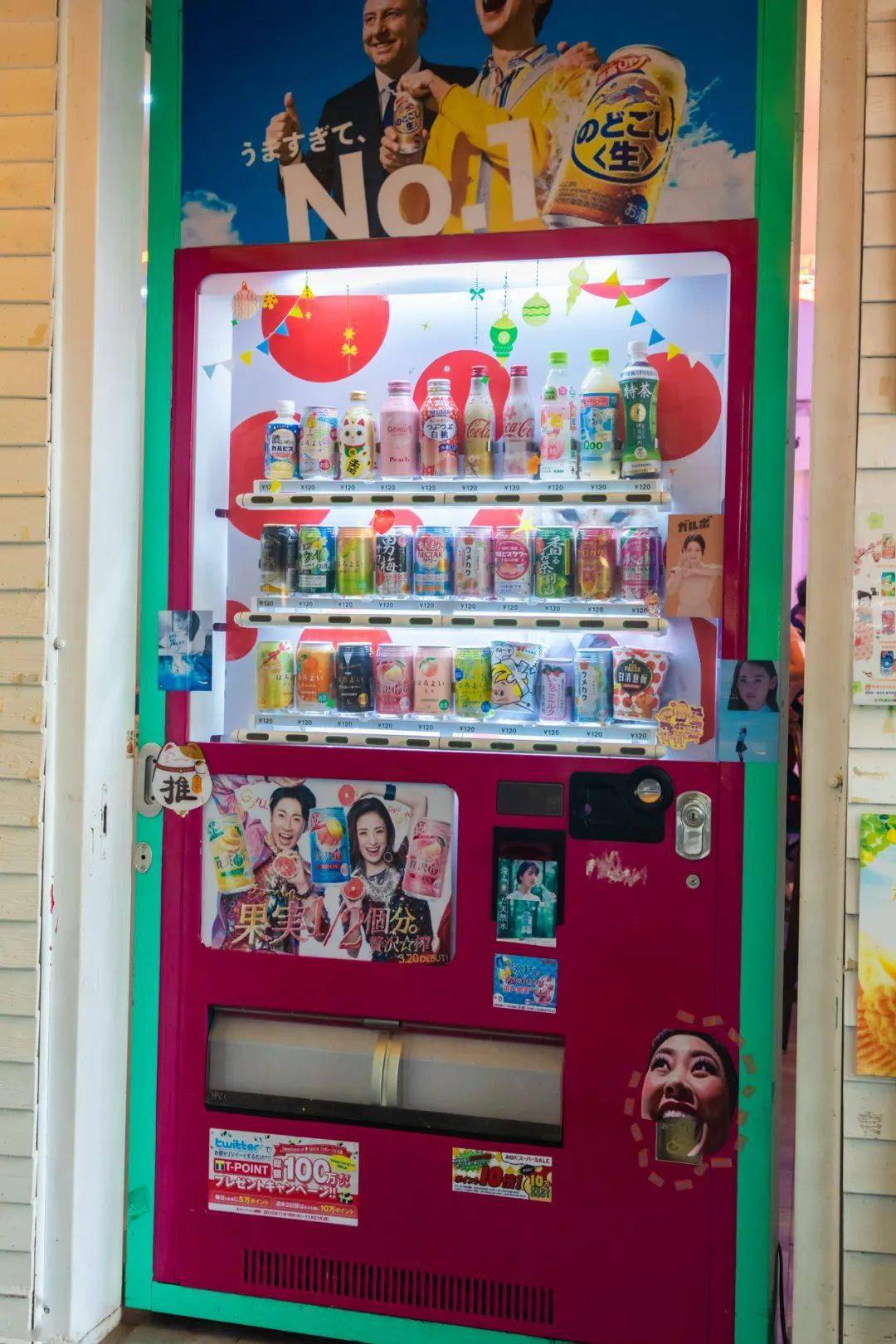 旁边摆满日式饮料的贩卖机,居然是个门口!