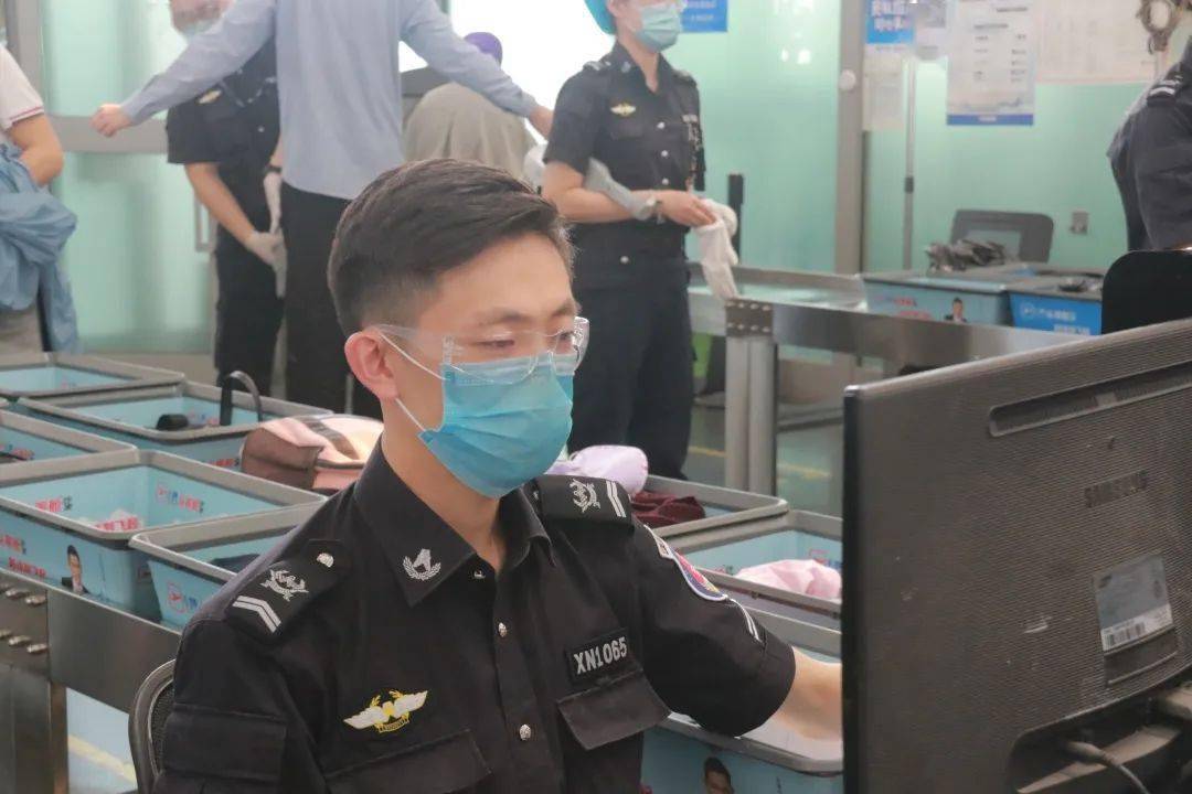 暑运烤验下的安检身影