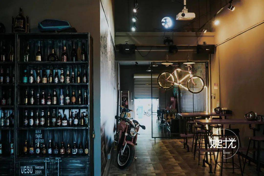 这家藏在余姚闹市区的酒吧看店名就知道有问题