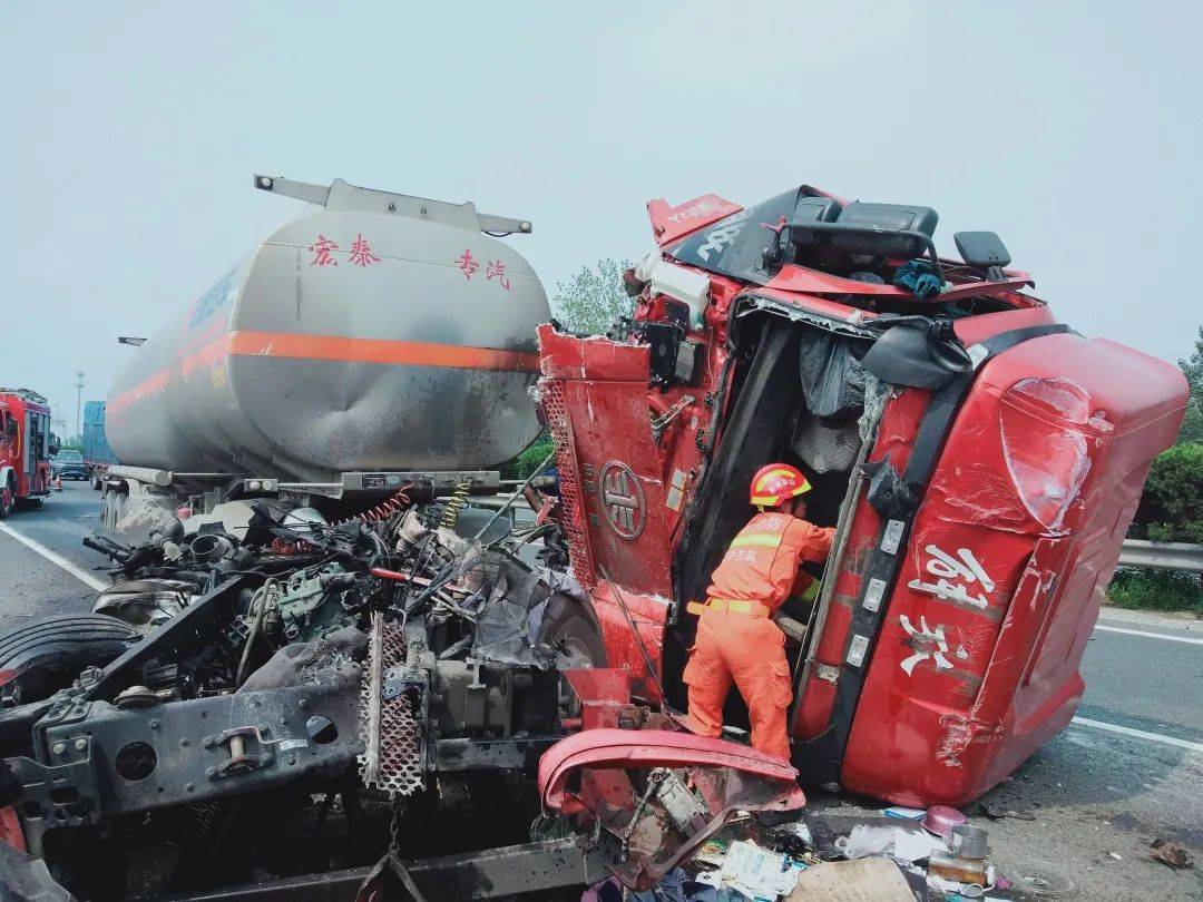 油罐车追尾车头90度翻转消防紧急破拆救出被困司机