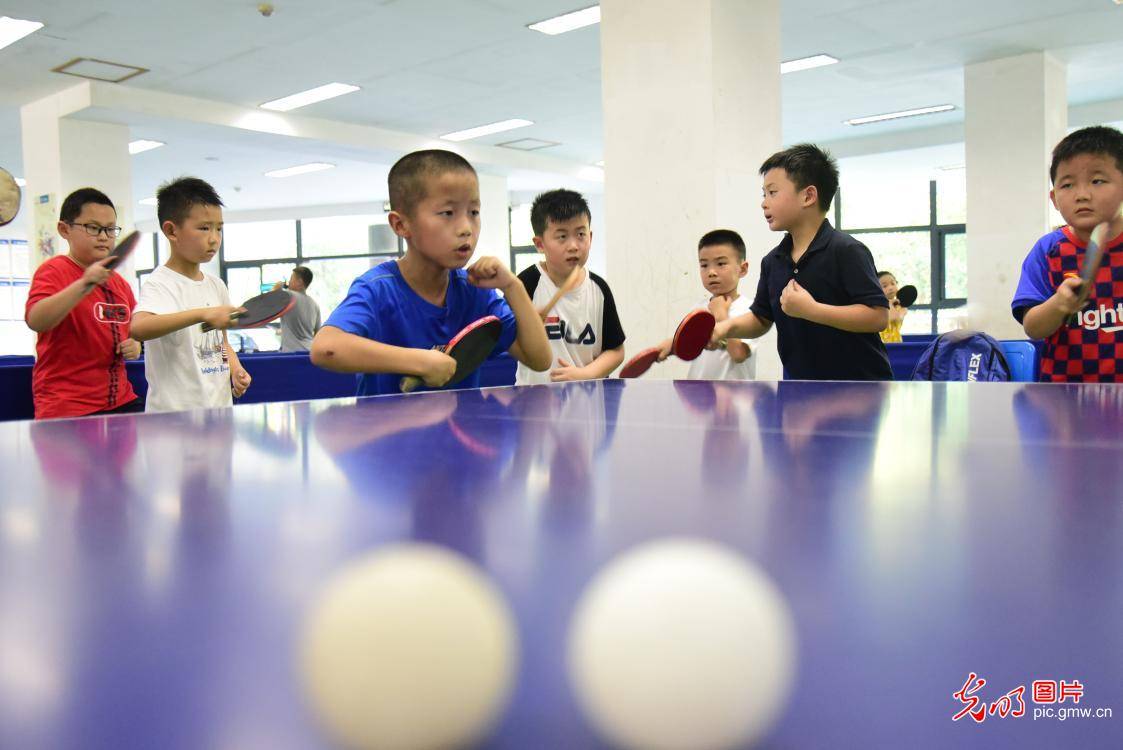 2020年8月13日,在浙江省建德市少体校乒乓球训练基地,30多名青少年
