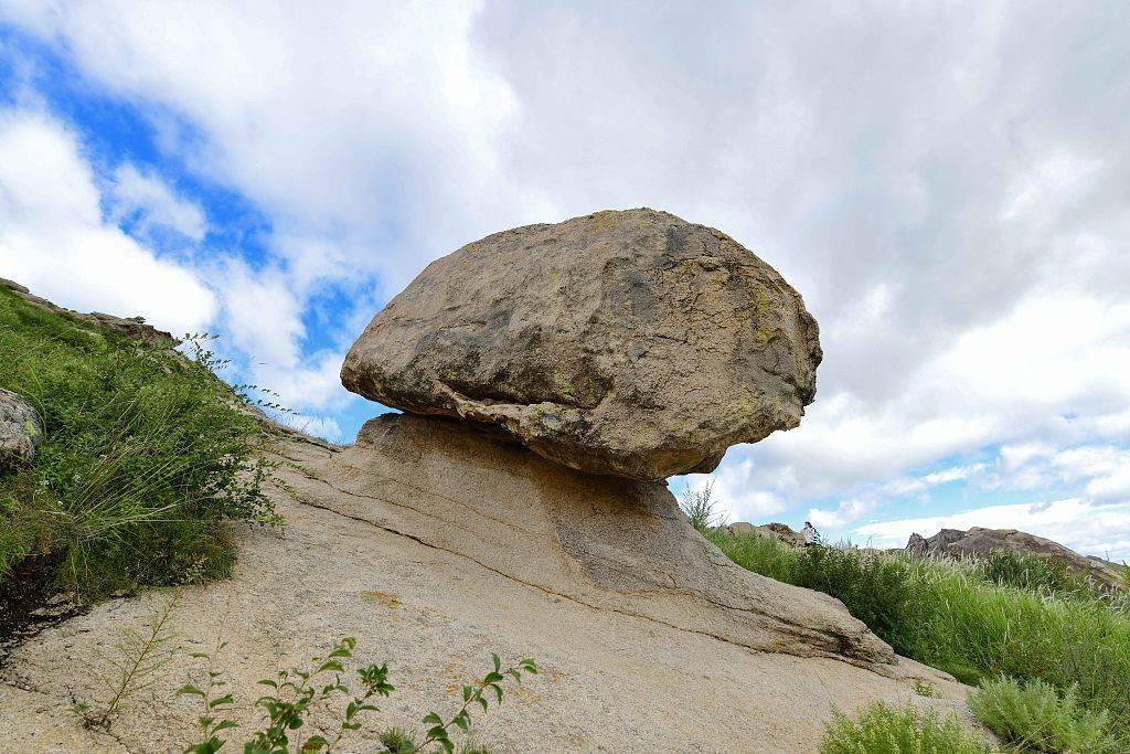 内蒙古赤峰七锅山国家地质公园岩臼景观别样美