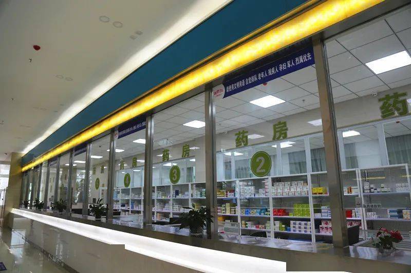 背景高清电子大屛幕实时播放各种信息,左有集成式现代化大药房,右有财