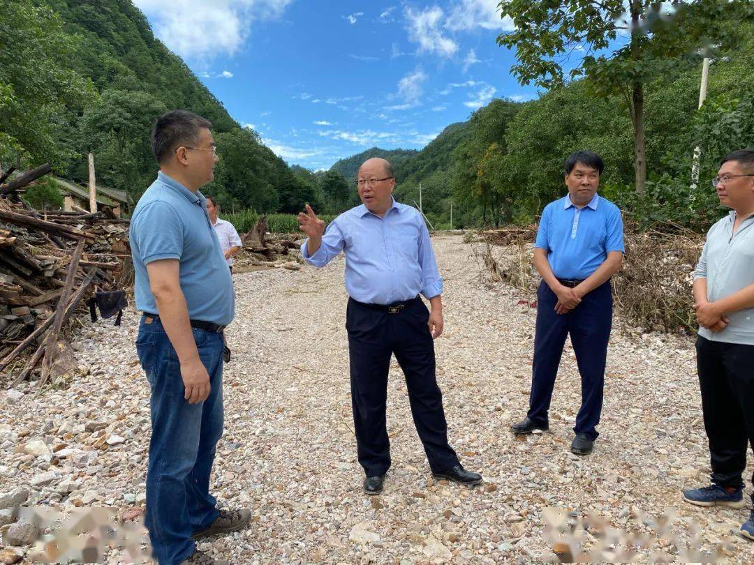 韩一兵在洛南县仓颉小镇和保安镇调研检查农房受灾应对工作以及乡村