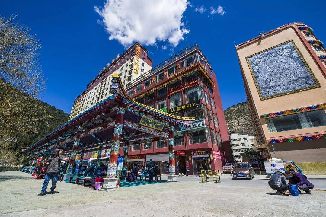 "以前的壤塘县城坡陡路窄,缺水断电,交通不便,现在出门就有广场,道路