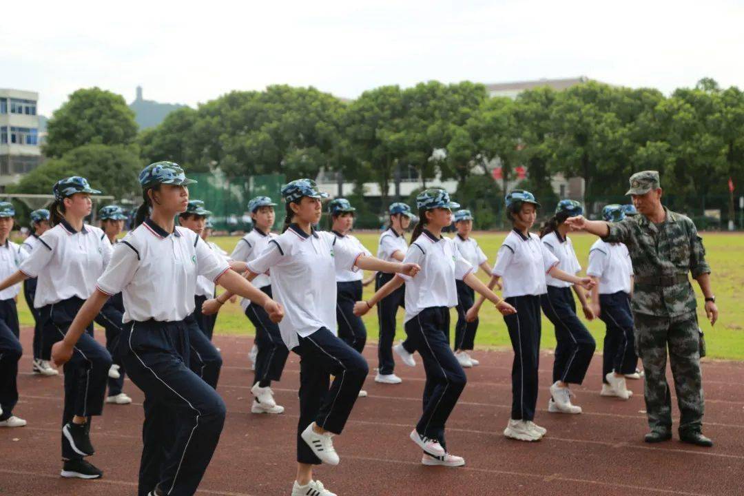 路桥中学军训图片