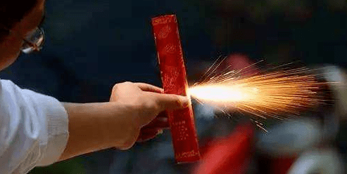 看着都疼男子拿二踢脚炸耗子耗子没崩着手裂了伤情严重