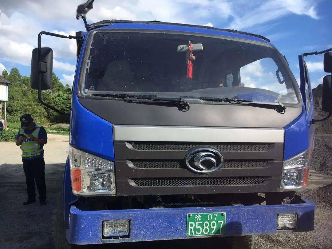 重拳整治渣土车防治扬尘污染