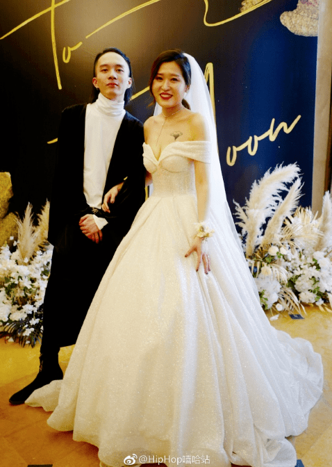 但遣词造句超漂亮的语文老师鬼卞,也低调结婚了,签了jony j的公司,不