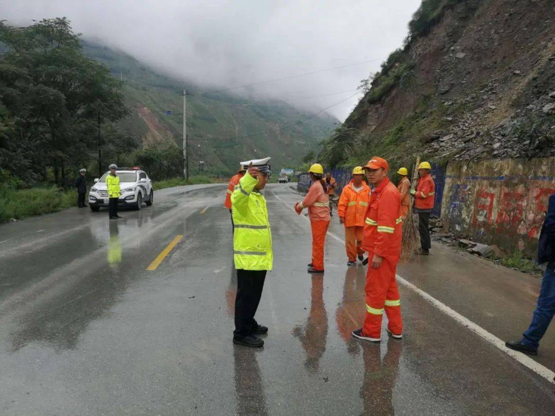 武山公路段雨天緊急清理塌方保暢通