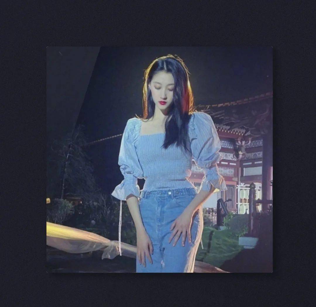 关晓彤私图作为江江姐的好妹妹,关晓彤也上身了非常好看的蓝雾色碎花