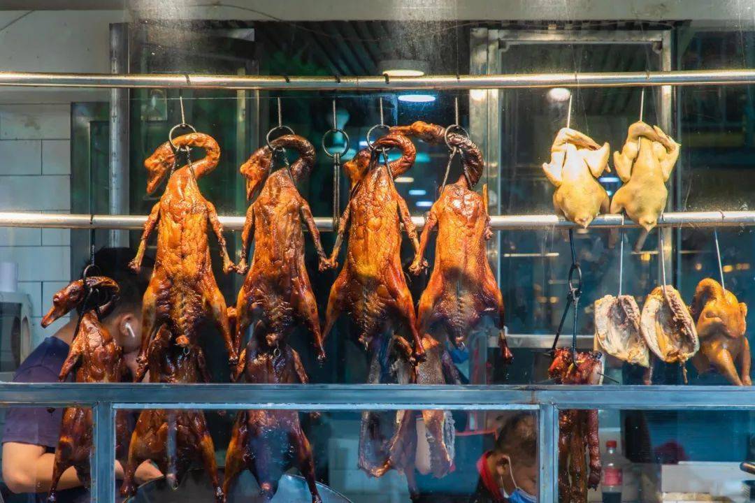 明档里挂着肥美的「明炉烧鹅」,某评上收录了3年以上.