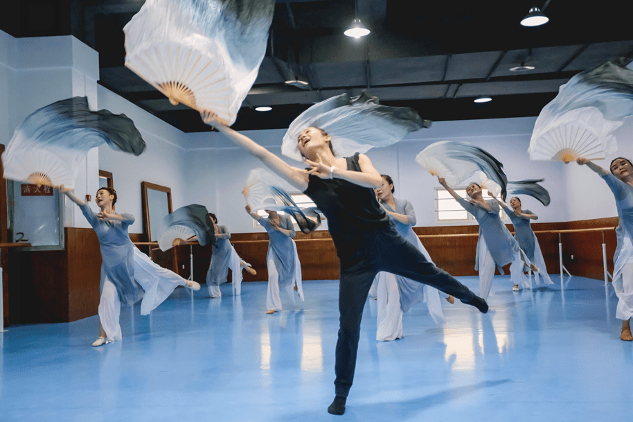 东方神韵创作的古典舞左手指月来展现气贯长虹的中国剑