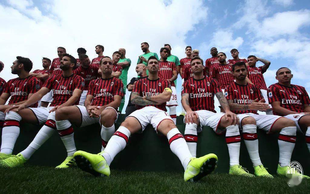 来一起拍个照吧~2019年10月26日 拍摄全家福新帅首战憾平对手,但未来