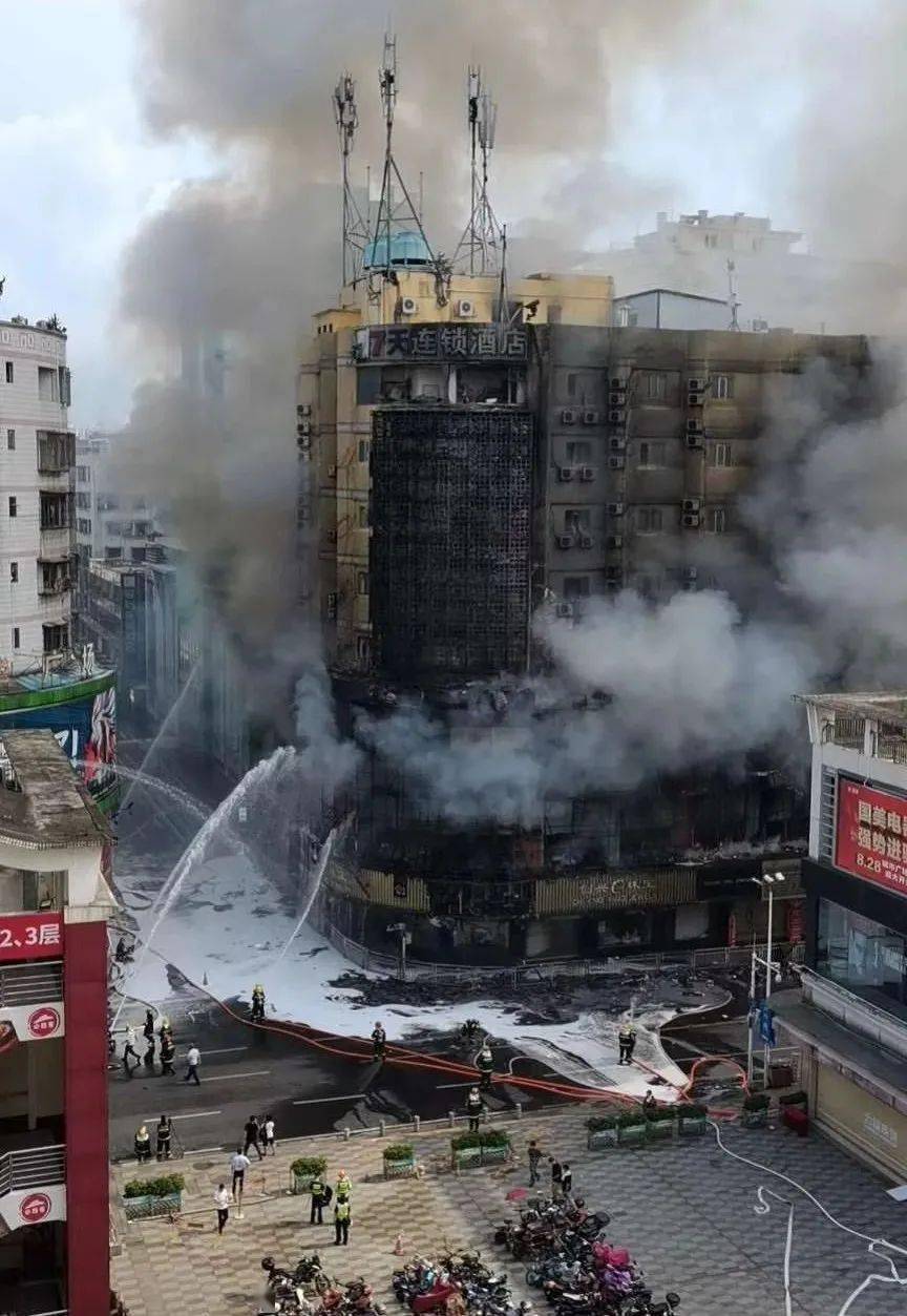 刚刚,旧城发生了火灾,熊熊大火