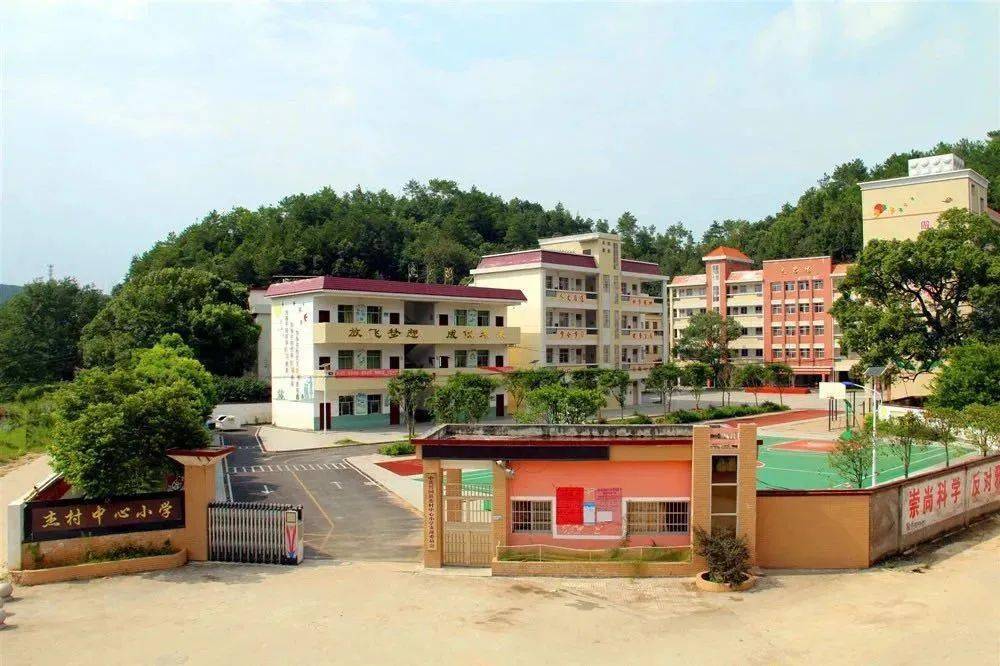 全镇小学在校学生2004人,77个教学班,专任教师158人.