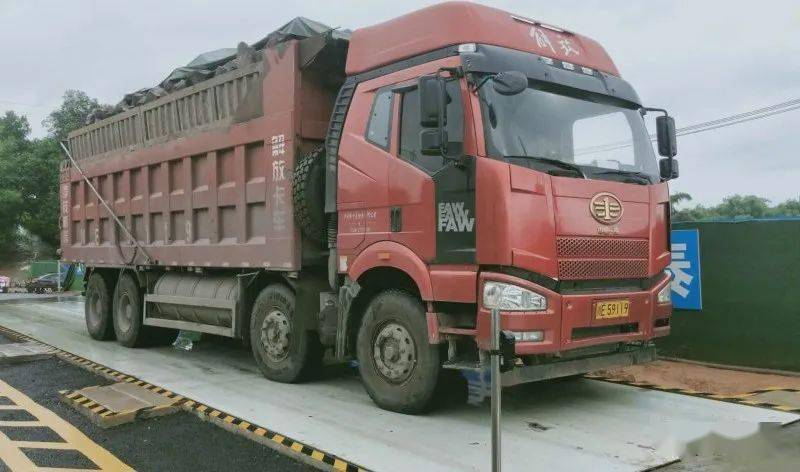 再现"百吨王",18辆货车"组队"超载,江安交警一举查获