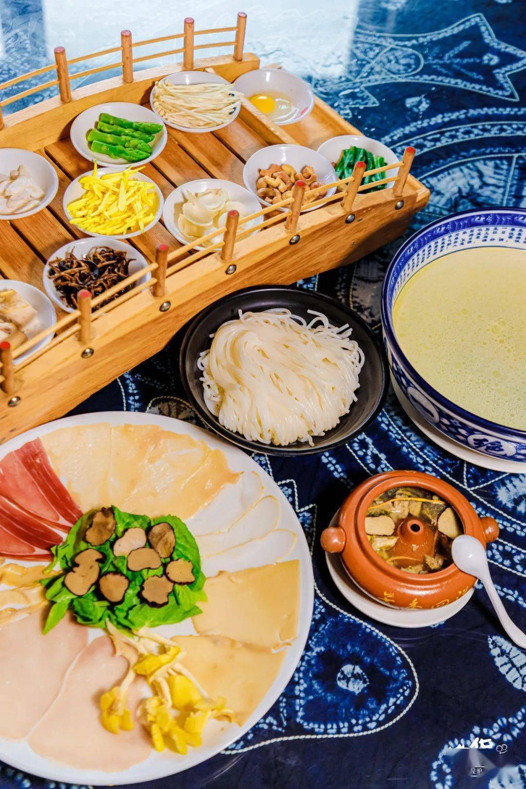 32年的经典老店,用一碗过桥米线勾走了云南人的魂!