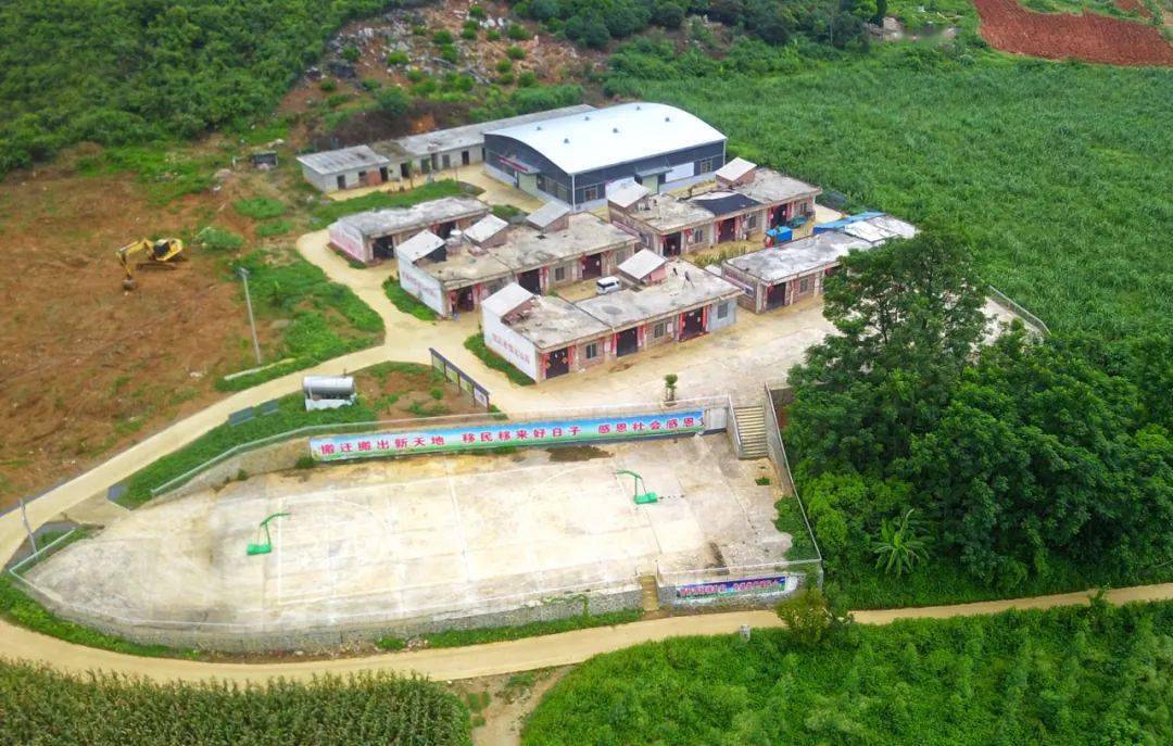 "多年梦想终如愿,乔迁新居谢党恩"——这是隆安县丁当镇定坤村陇元才