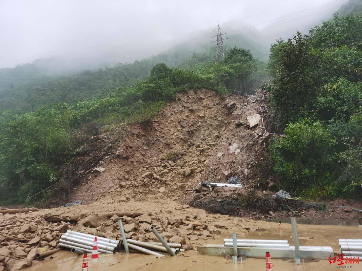 突發雅西高速栗子坪段再次塌方道路雙向中斷車輛分流