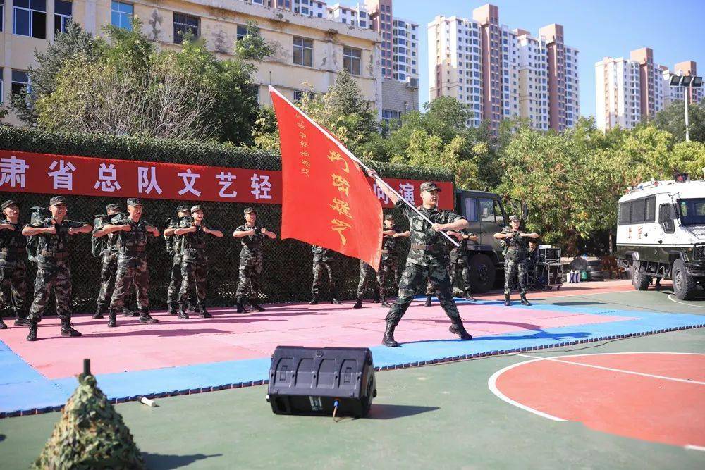 《那支隊伍》演出在歌曲《時刻準備上戰場》中落下帷幕,全體演員齊聲