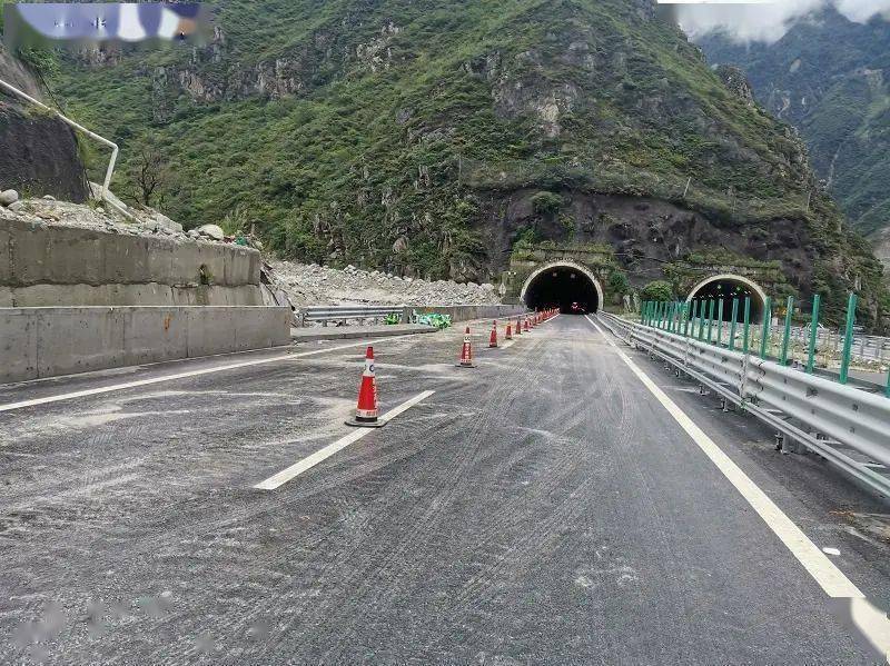 截至8月16日9时,国道g351线宝兴境内出现泥石流,造成多处受阻中断