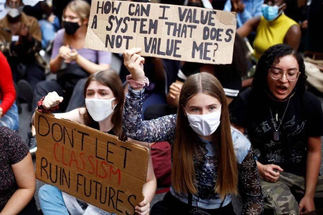 8月18日英国疫情日更重点有:英国日增病例大减,重回三位数抗议高考