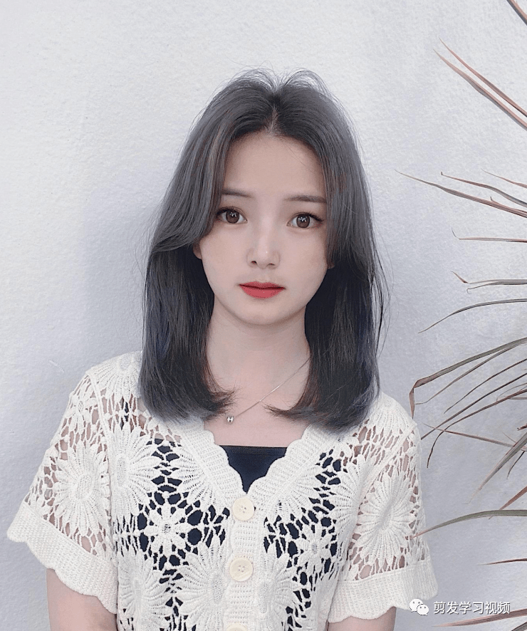 秋天就该来一款内扣烫烫发发型