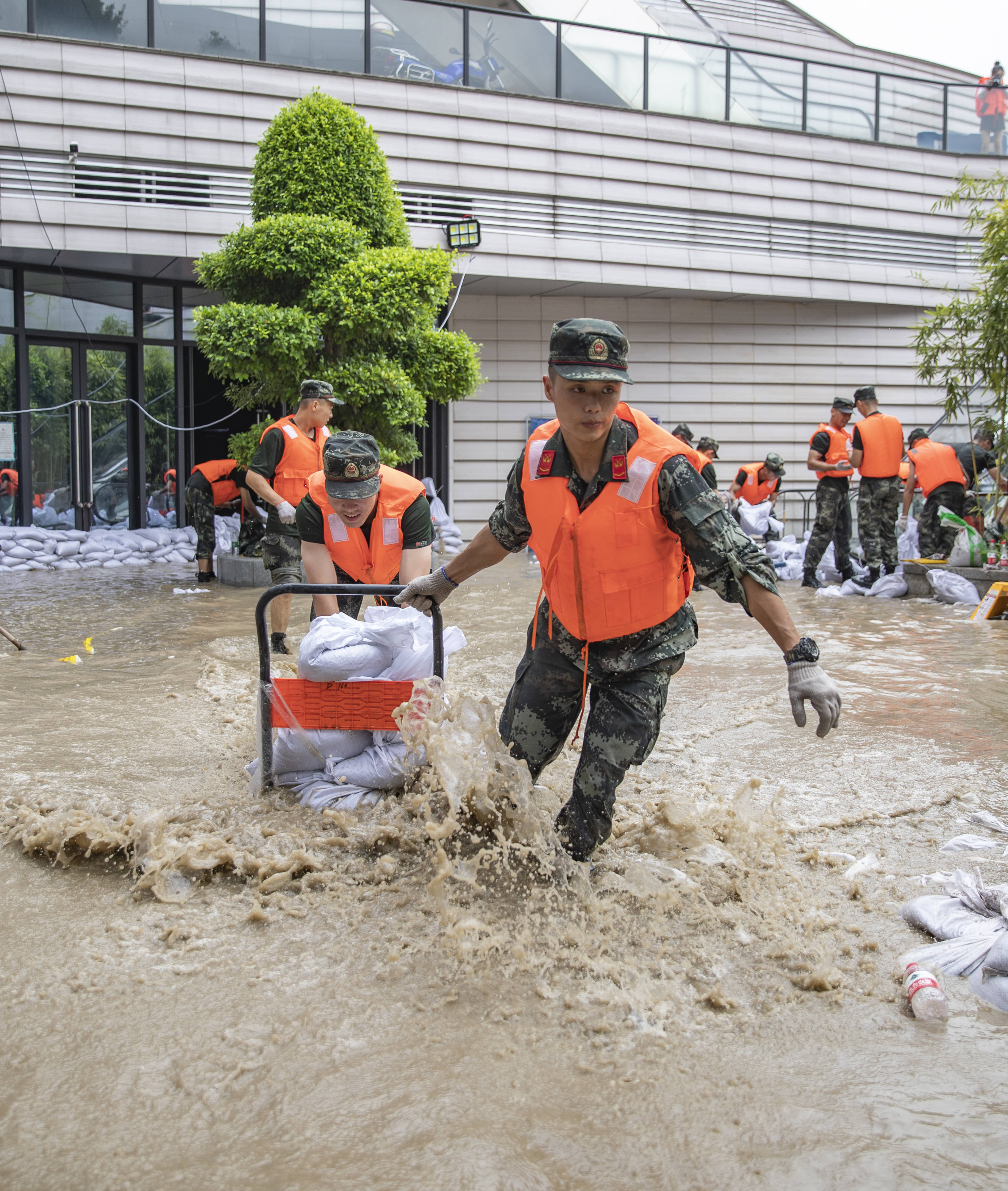 救援在被洪水漫过的街巷之间直击重庆长江嘉陵江抗洪一线