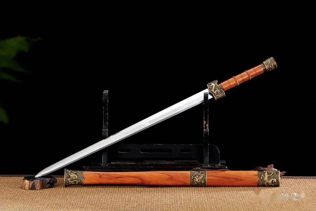 这是一把设计独特的汉剑剑身花纹精致美观令人惊叹