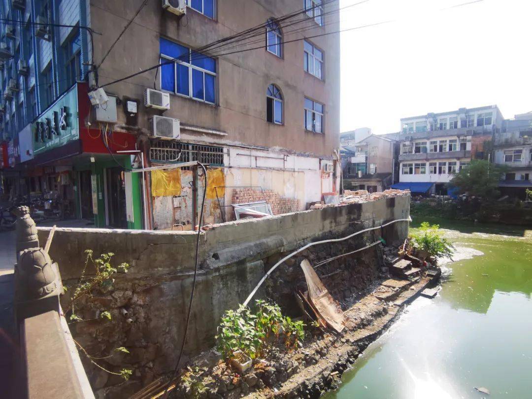 牧横路段沿河违章造成消防通道堵塞,牧屿管理区组织人员进行集中拆除