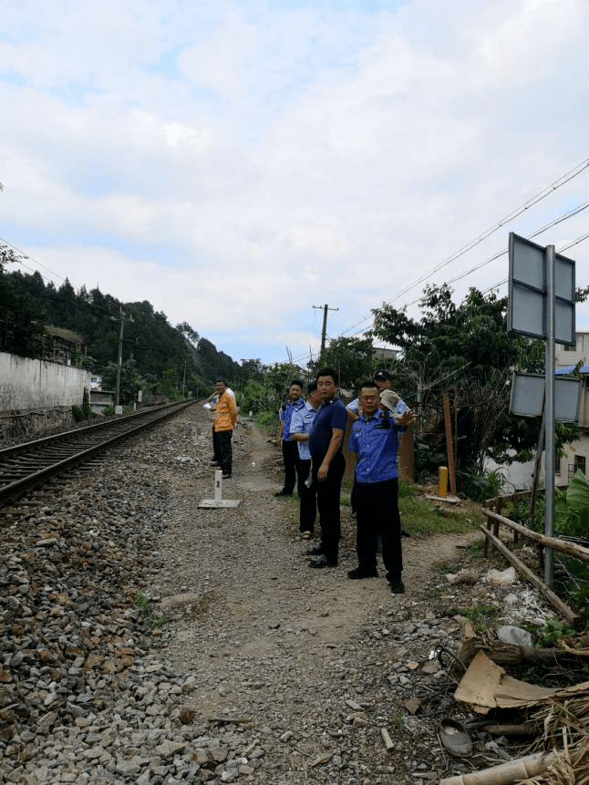 屯光镇加强铁路沿线环境整治确保铁路沿线环境安全