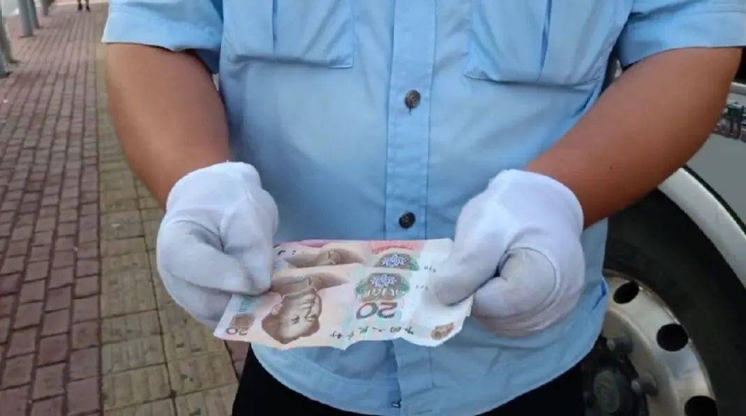 终点站到了 车上乘客陆续下车 一名红衣女子到别人的座位下 弯腰捡了