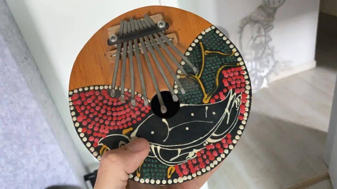 拇指琴,手指拨着弹卡祖笛,叼在嘴上哼就可以了阿萨拉多,可以当沙锤,也