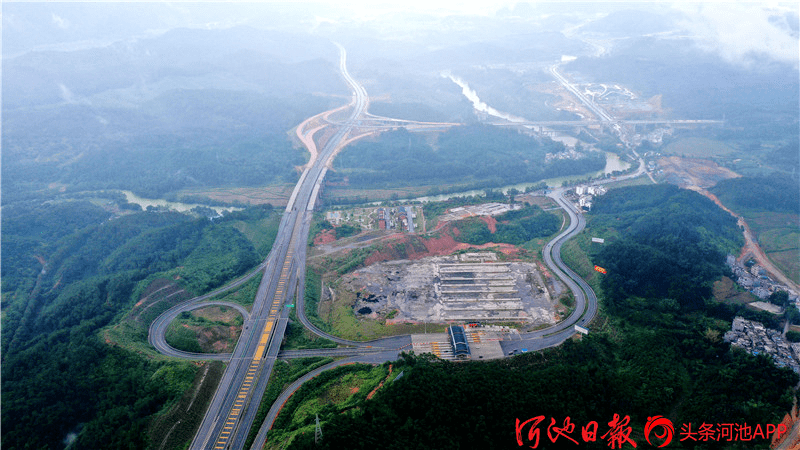 都巴高速巴马枢纽互通雏形初现宛若巨龙飞跨美丽盘阳河