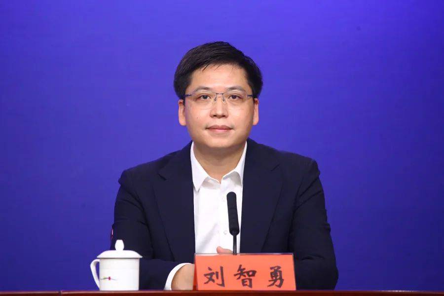 主持人王楚宏 :谢谢王守睿主任,下面有请罗湖区刘智勇区长介绍情况.