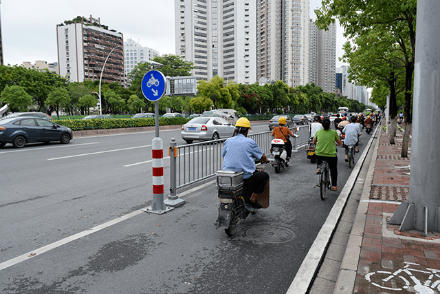 汕頭交警:共享電單車等過馬路需關閉電源,騎行者要下車推行.