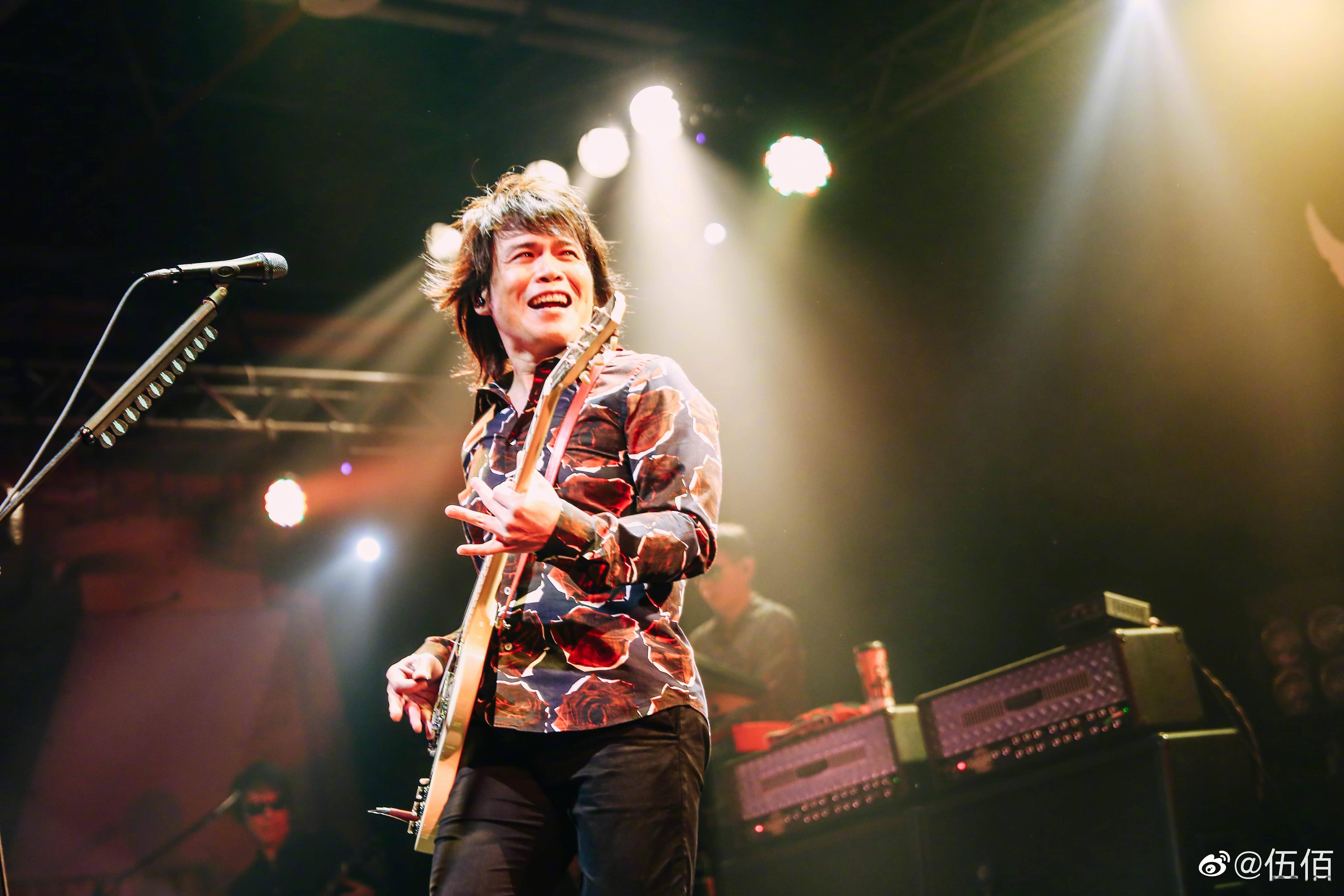 伍佰脚部骨折,原定下周举行的演唱会被迫延期