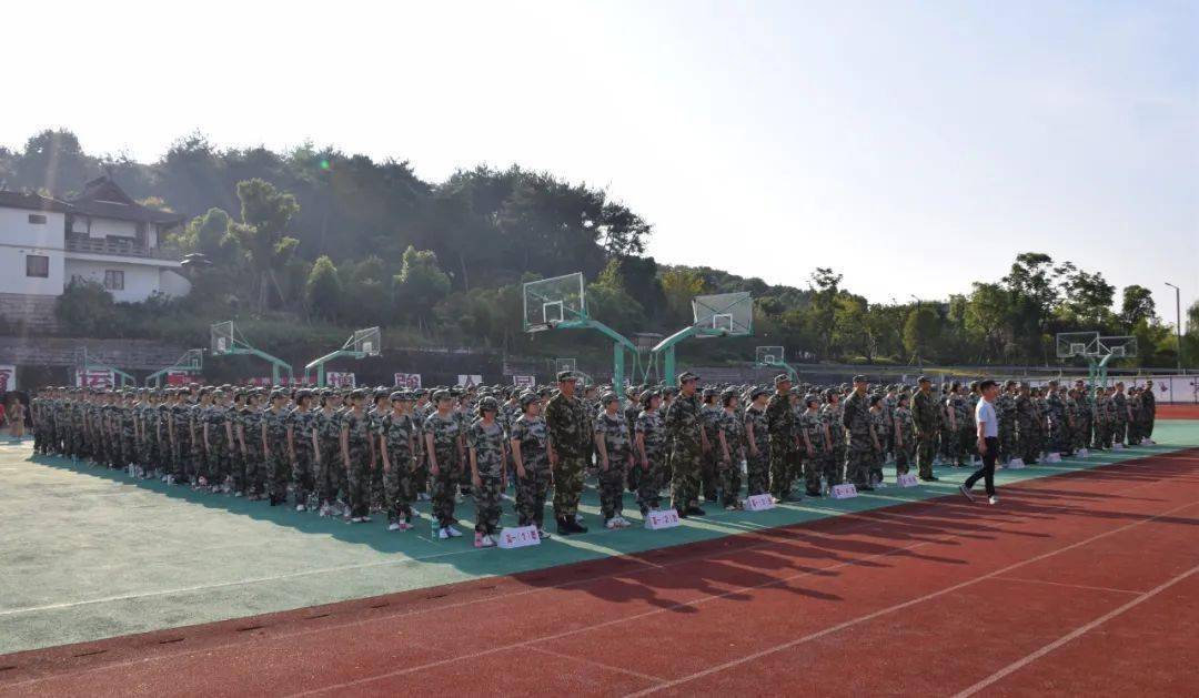 五星三名实践育人鼓山中学2020级高一新生军训拉开帷幕开学第一课
