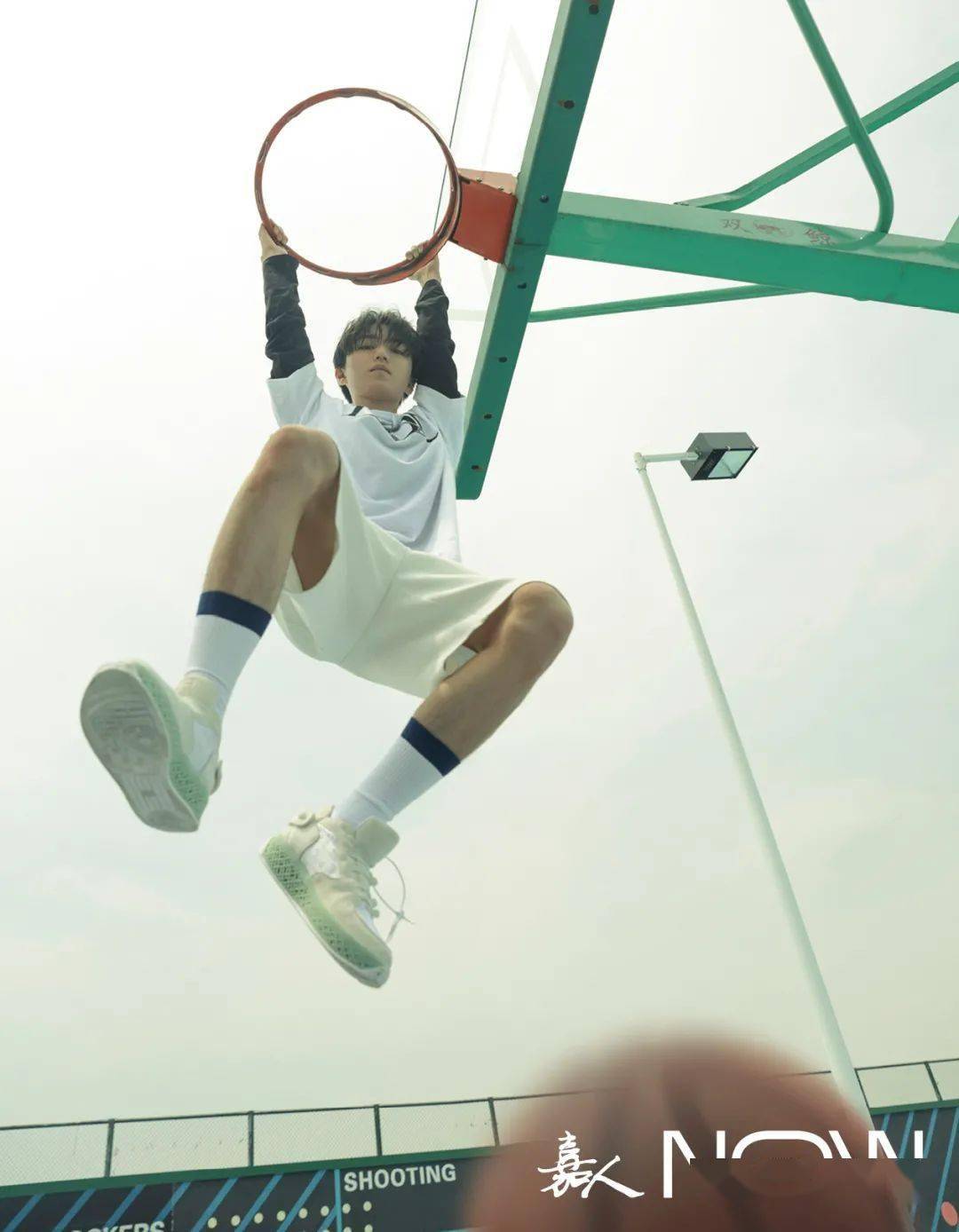 这个夏天,王俊凯久违地走进了篮球场,他已经记不大清上一次摸篮球是