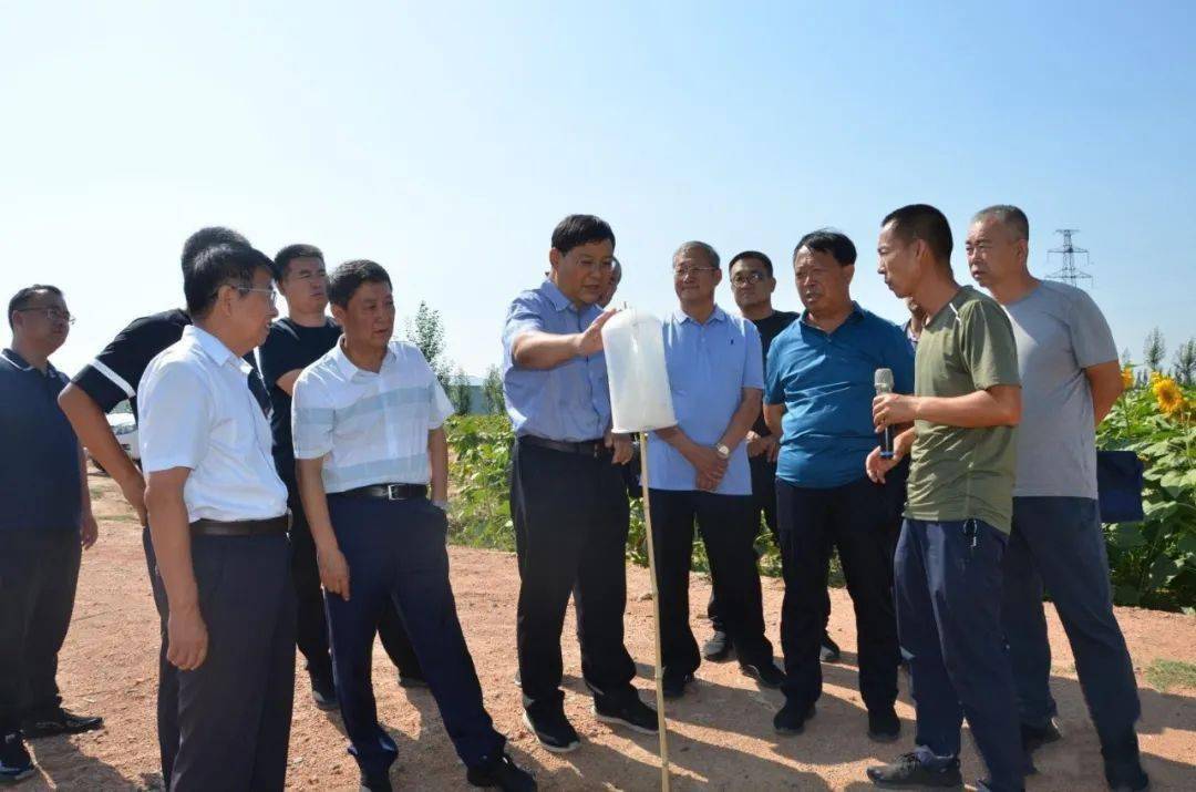 县人大常委会副主任刘培军,政府副县长韩俊义,部分县