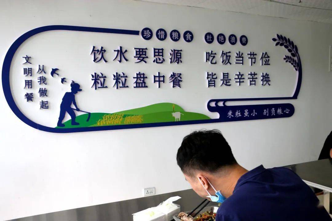 走进县人力资源和社会保障局的机关食堂,记者看见各种节约粮食的标语