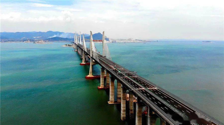 长乐南站出发2392吨列车驶过平潭海峡公铁两用大桥