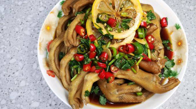 凉拌鸭脚筋多皮厚口感饱满有嚼劲还香辣开胃