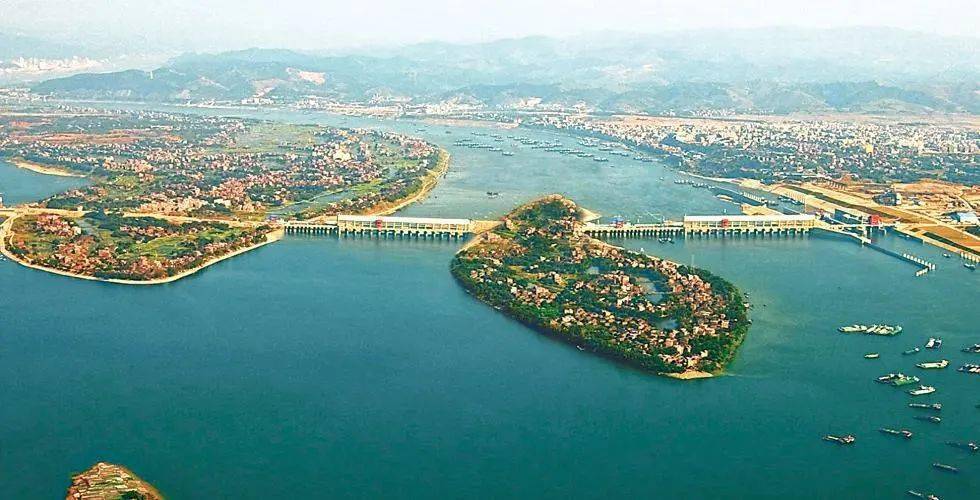 尽管这里依山傍水,风景秀丽,但多年来却如同一叶孤舟,飘浮于梧州城市